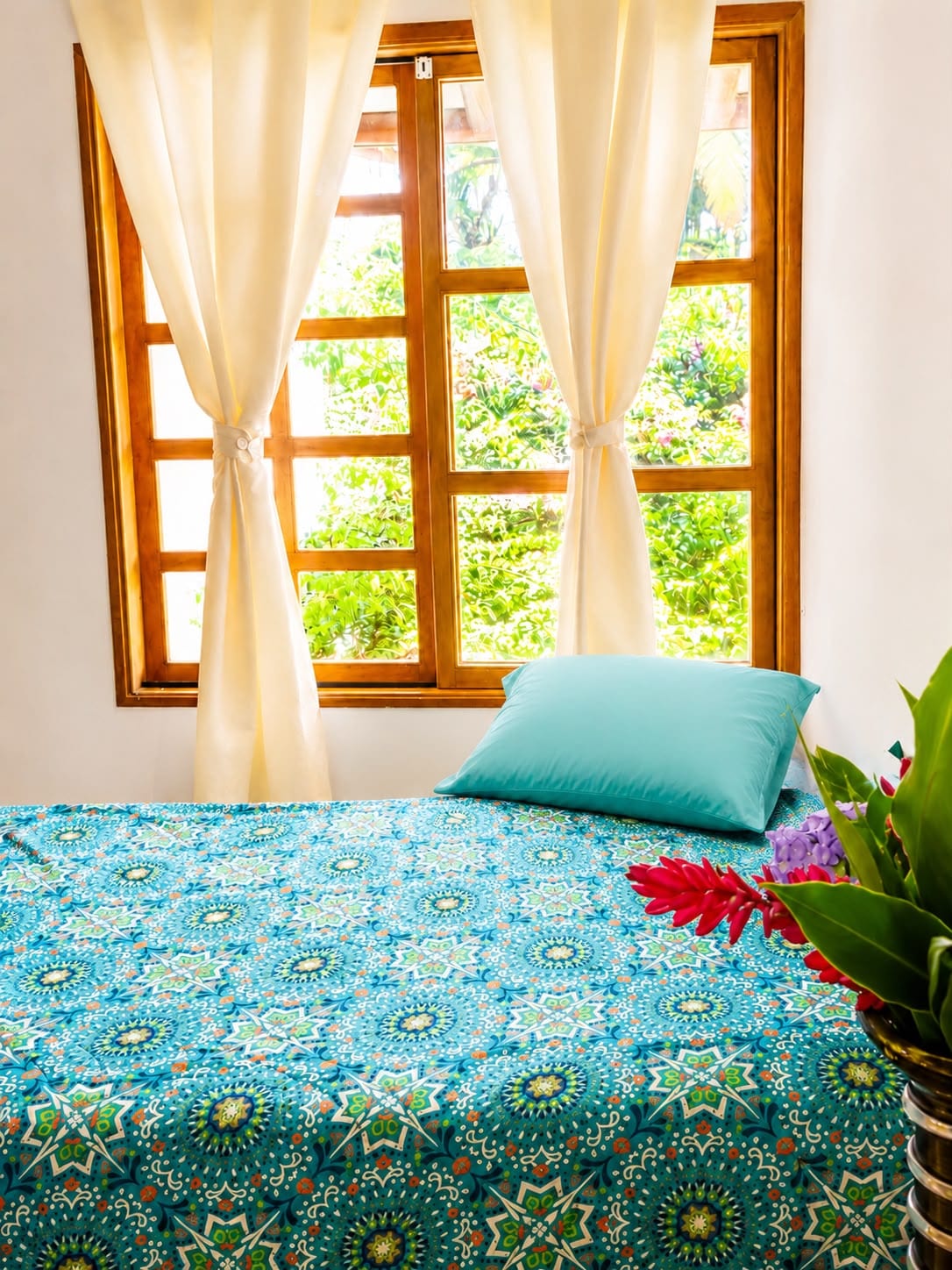 Detalle de la habitación con flores frescas